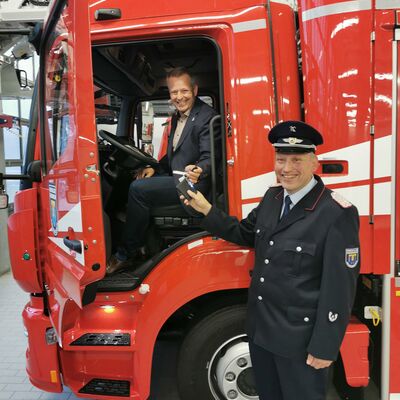 Sehr erfreuliche Angelegenheit: Bürgermeister Bernhard Hieber überreicht Stadtwehrleiter Frank Juhl die Schlüssel für das neue Drehleiterfahrzeug.